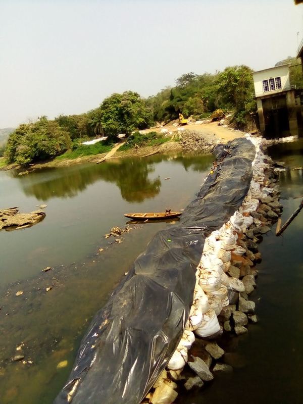 Geomembrane and graded rock armour to the working platform