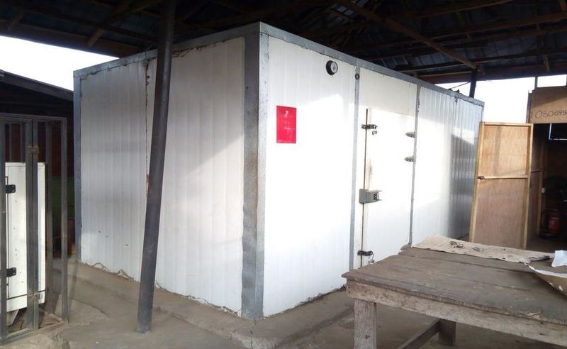 Cold room shell under assembly