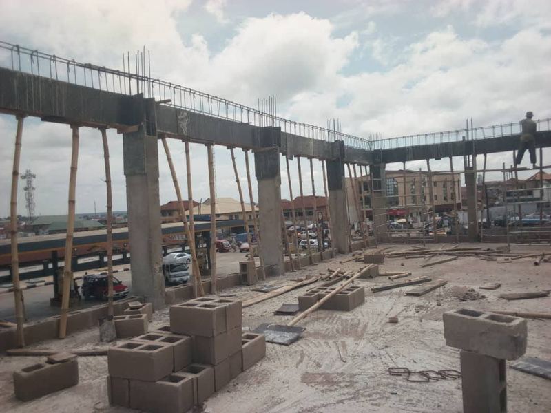 Long-span frame under construction