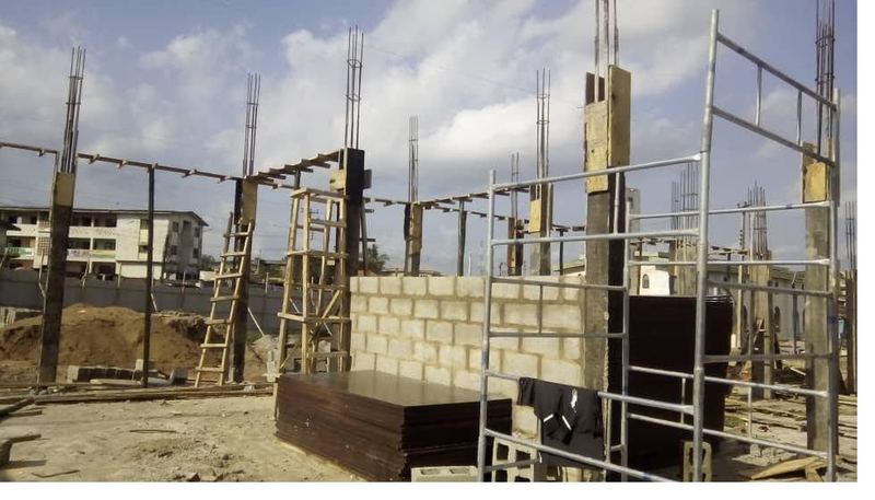 Blockwork infill between structural columns