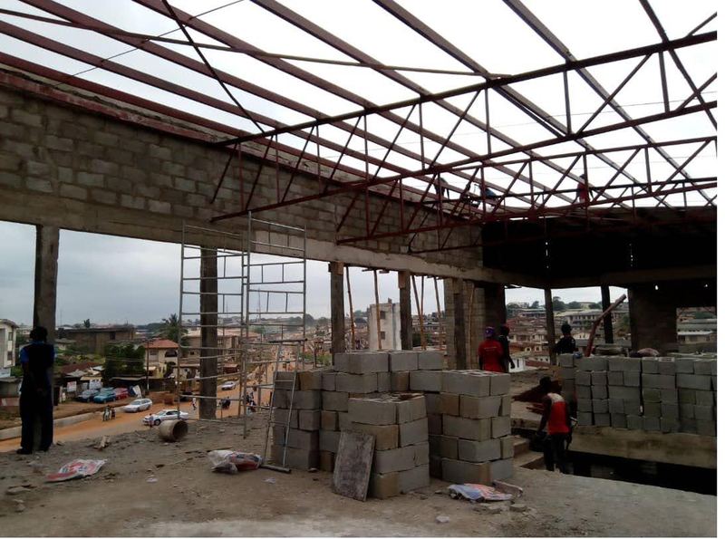 Steel roof trusses over blockwork walls