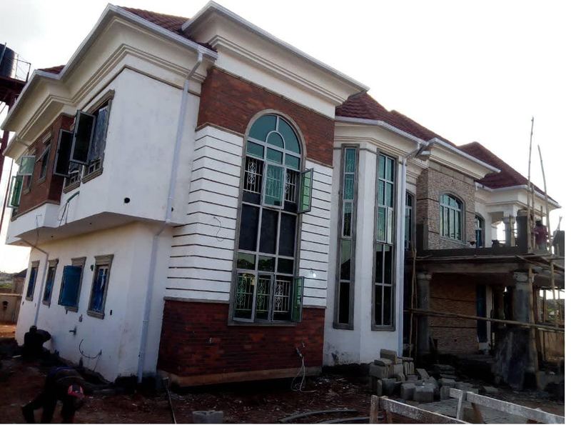 Entrance bay: mouldings, arch and cornice