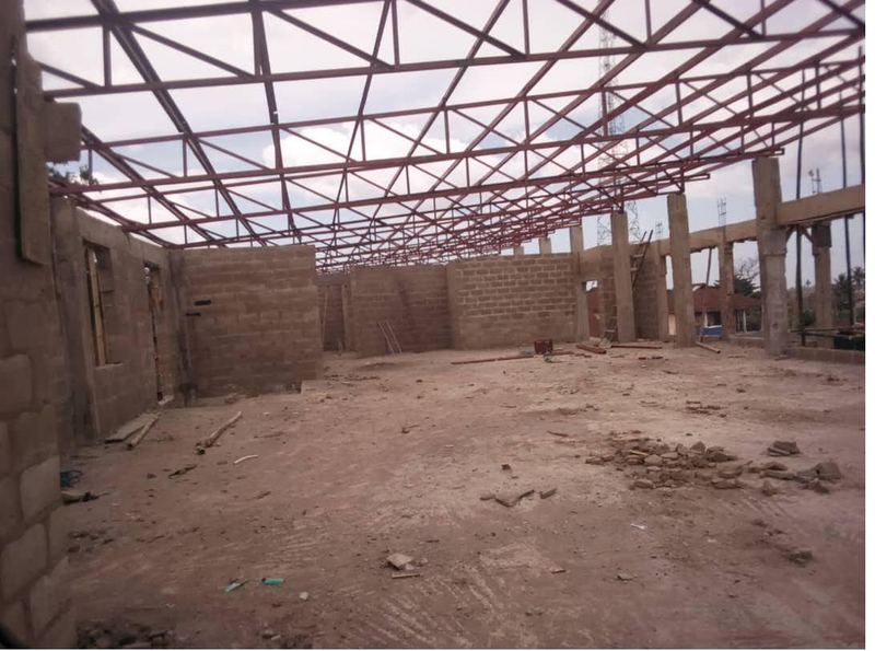 Trussed roof to the warehouse shell