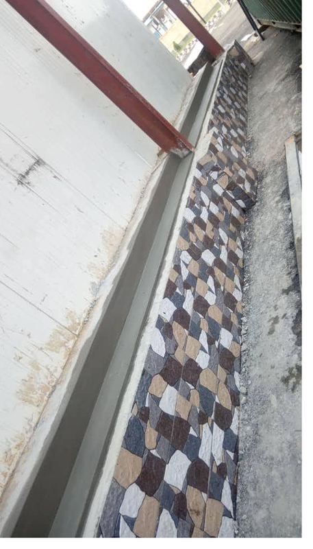 Patterned floor tiling to the circulation route