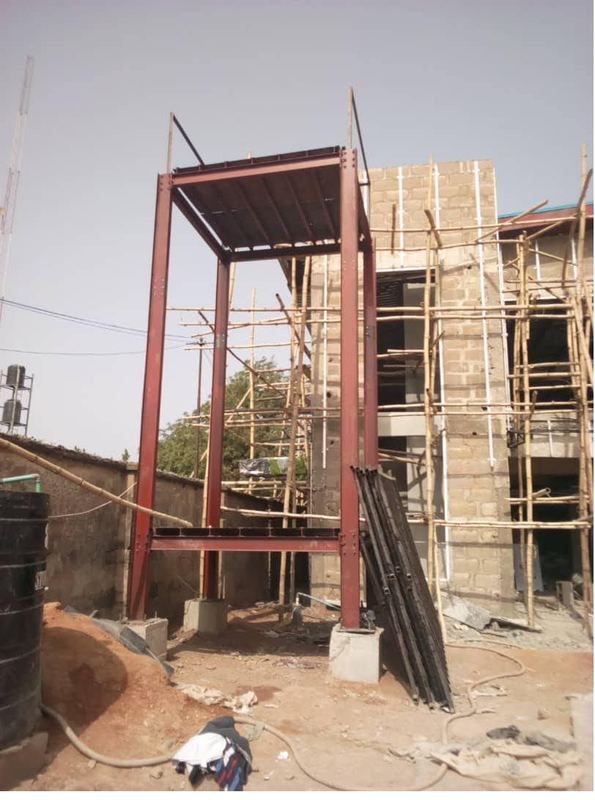 Steel element set against the block structure