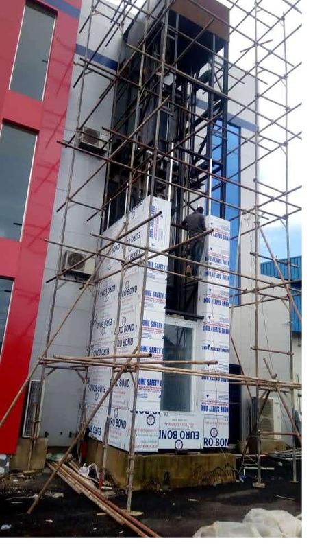 Scaffold to the façade during finishing