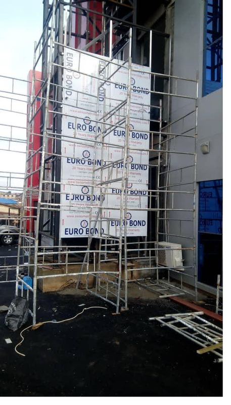 Full-height access scaffold to the entrance bay