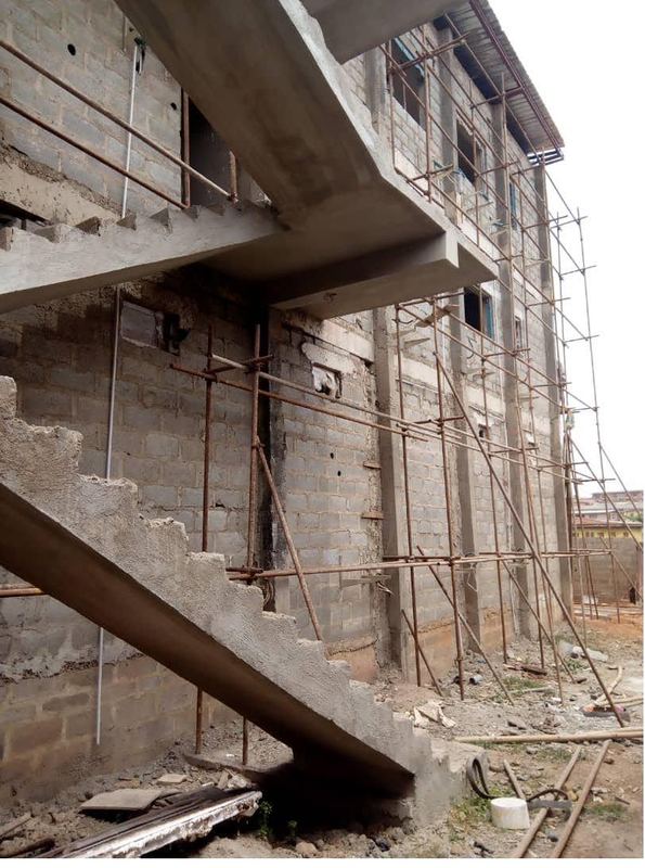 Cantilevered stair flight in reinforced concrete