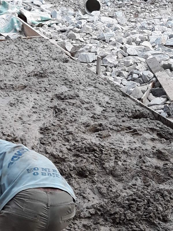 Rock fill and reinforcement at the works front